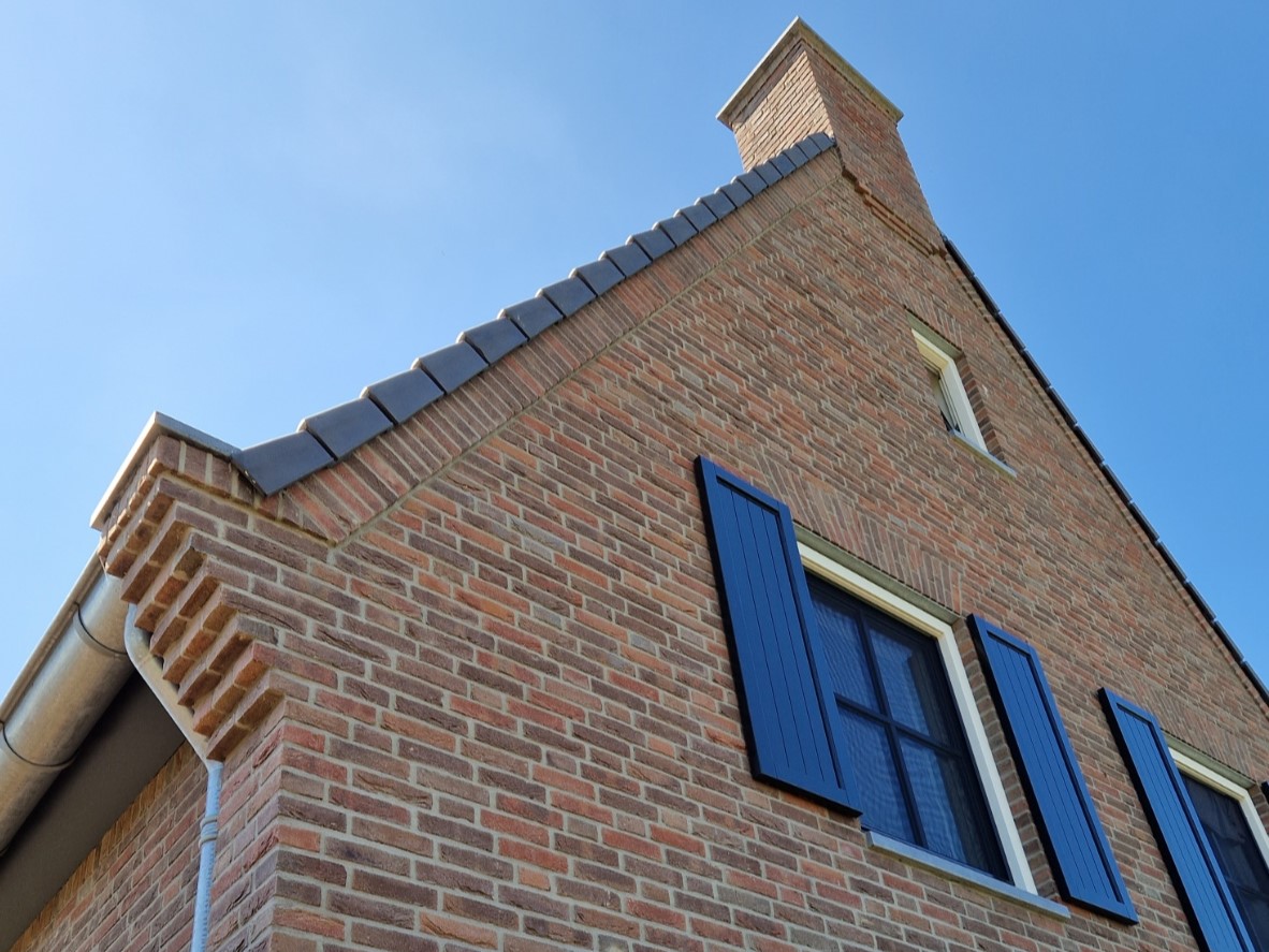 foto van details metselwerk en luiken nieuwbouw woning