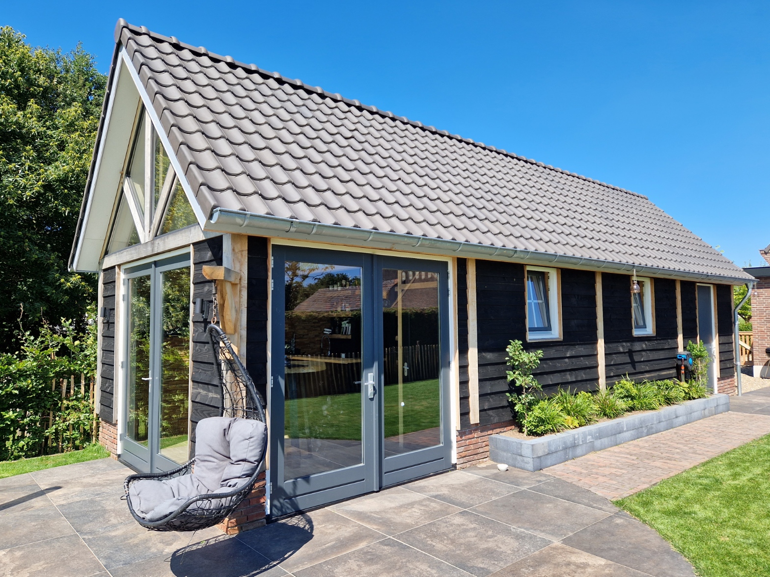 Foto van bijgebouw en schuur