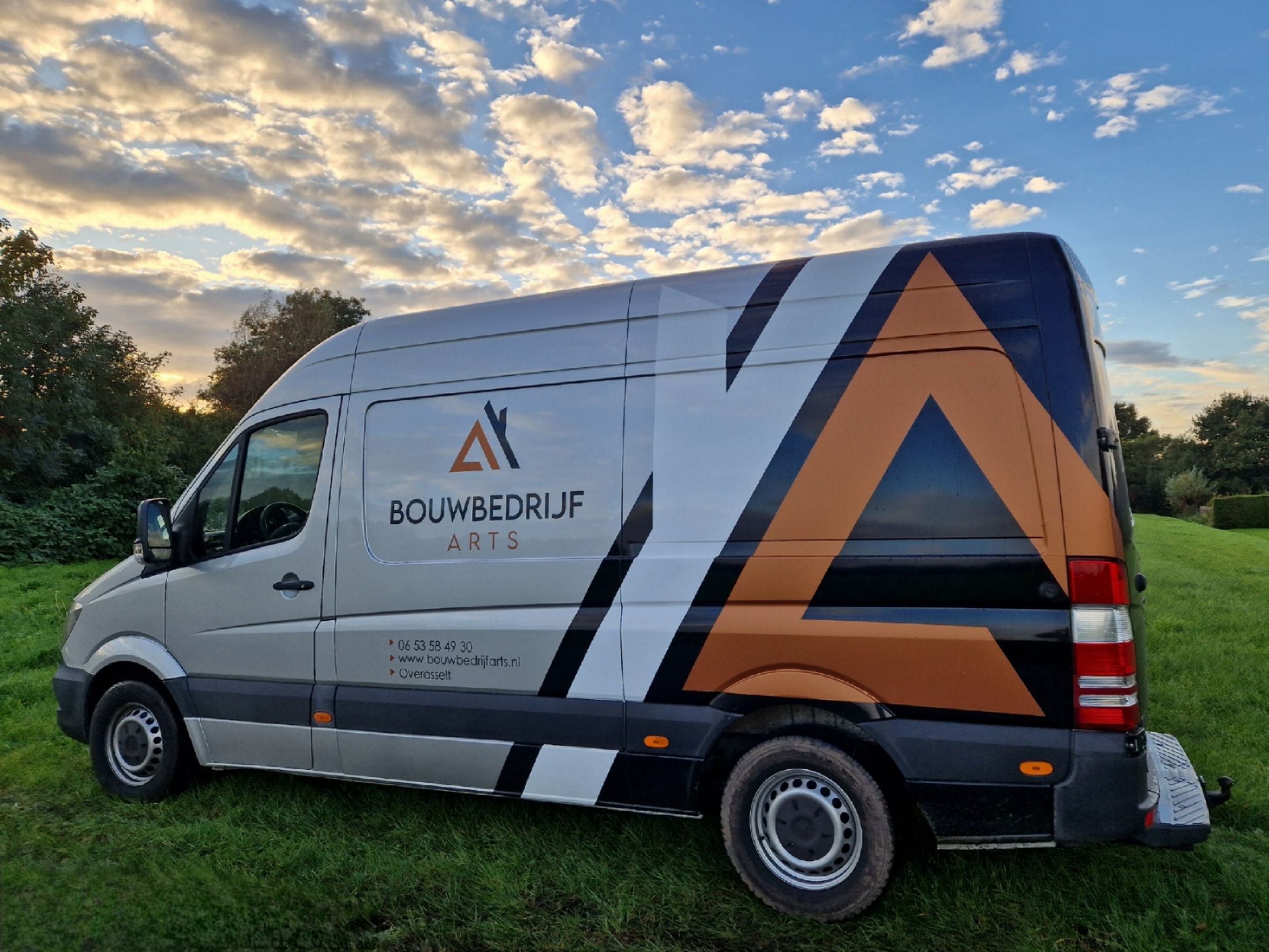 Bouwbedrijf Arts Bedrijfsbus met logo